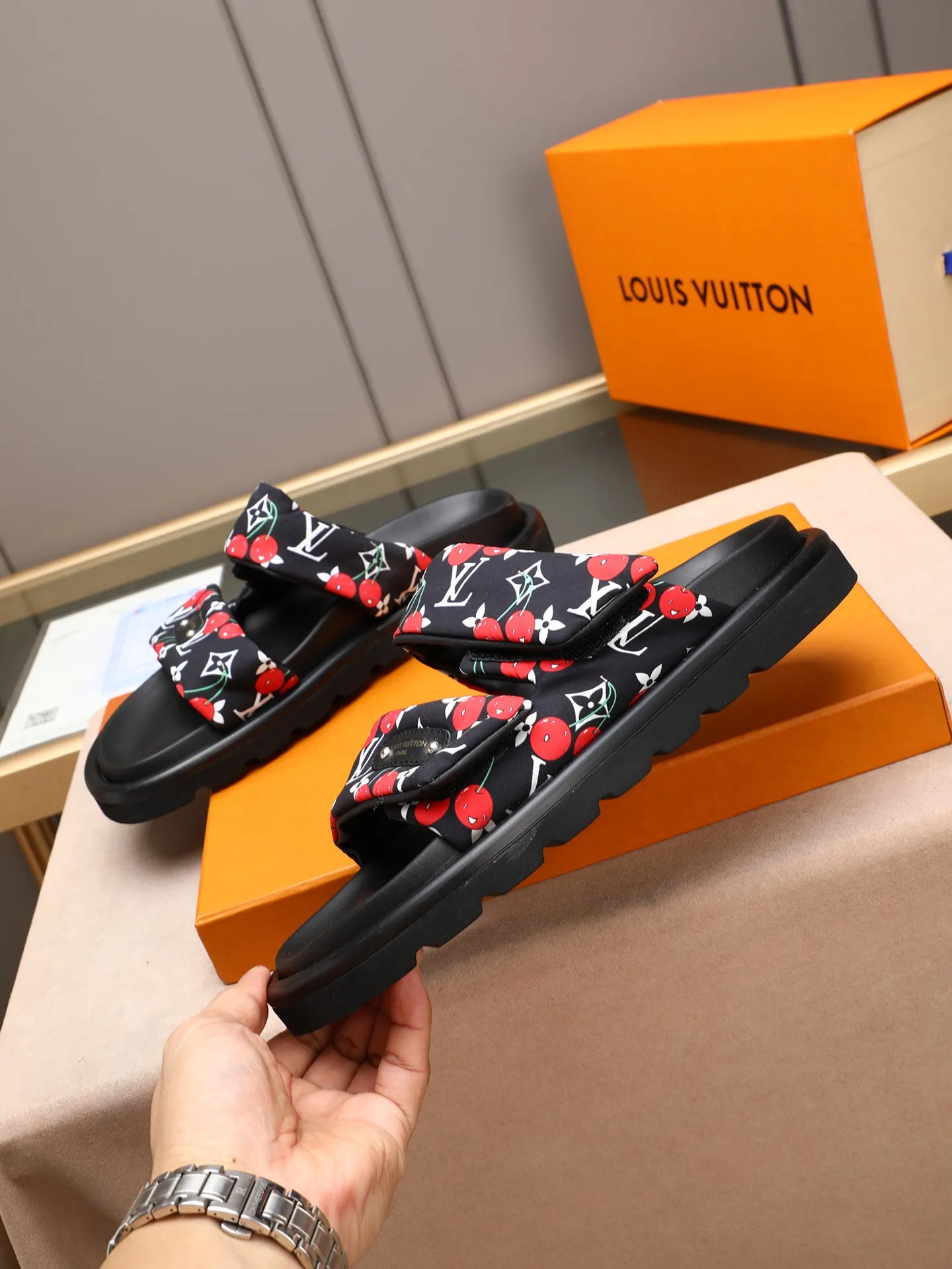 PP360 [LOUIS VUITTON] Louis Vuitton, LV printing, men's and women's slippers are on the market. The drawer box packaging comes with a cloth bag and a card. The upper pattern looks very soft and waxy, and it is a super versatile leg slimming tool. Fabric: imported denim/canvas/old fabric, LV hardware LOGO, official website pattern printing, comfortable to wear, feet: high-elastic PU water table. Sole: foam sole, heel height: about 5cm. Code number: 35-46, 35, 45, 46 are custom-made and non-returnable. Color: multiple colors and styles available.